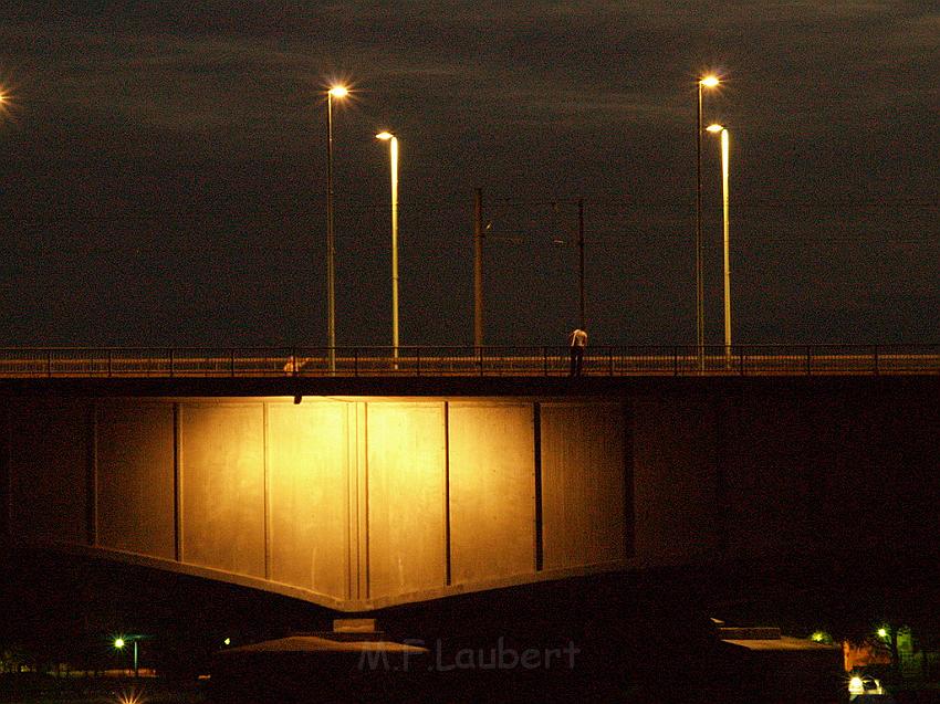 Lebensmueder mit Pistole Koeln Deutzer Bruecke P36.JPG